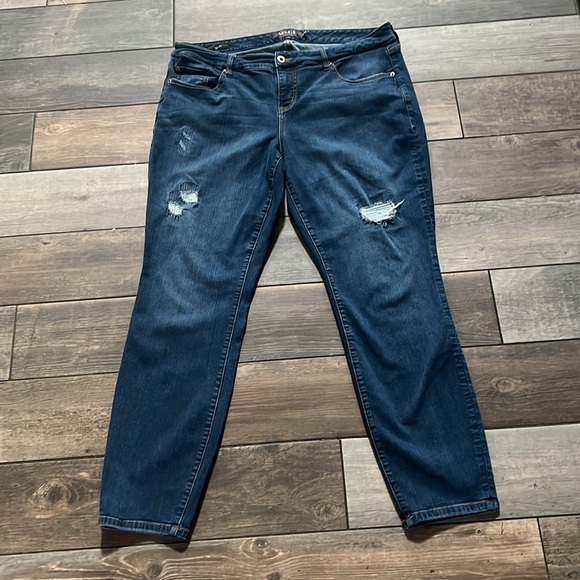 Torrid Distressed Medium Wash Skinny jeans, 20T - Picture 2 of 9